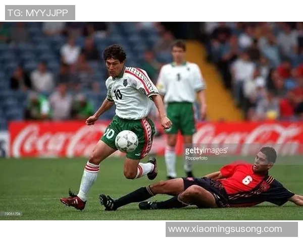 足球明星夫妻档的爱情故事与职业生涯的完美结合