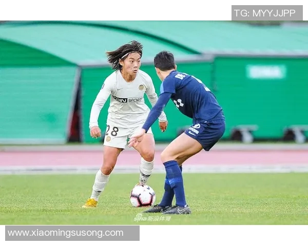 身形瘦高的足球明星如何在赛场上展现力量与速度的完美结合