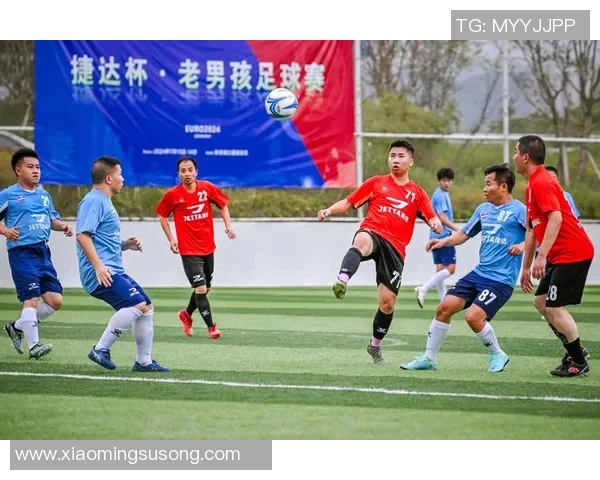 足球明星与孩子们的亲密时光：传承梦想与激情的温馨瞬间